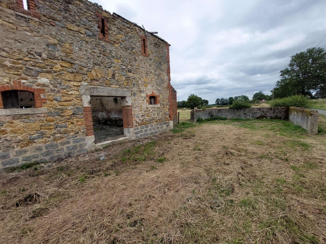 Terrain à COSSAYE