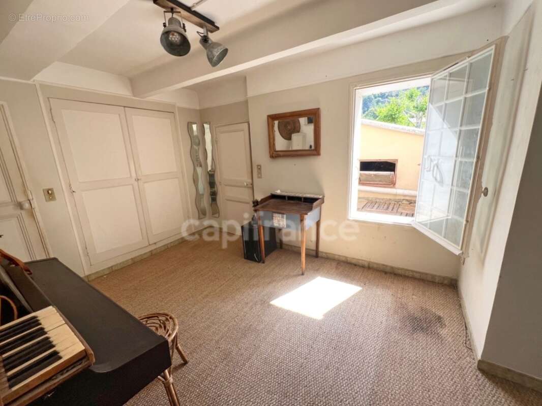 Maison à vendre à Digne-les-Bains – 115 m², 4 chambres, jardin arboré de 300 m², fort potentiel - photo 17