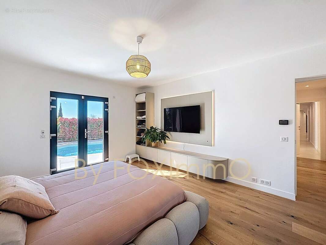 Limte  Vence, villa rénovée 300 m² – 5 suites – Piscine – Position dominante – Bien rare sur le secteur - photo 8