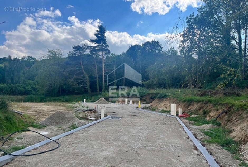 Terrain à BAZOCHES-SUR-GUYONNE