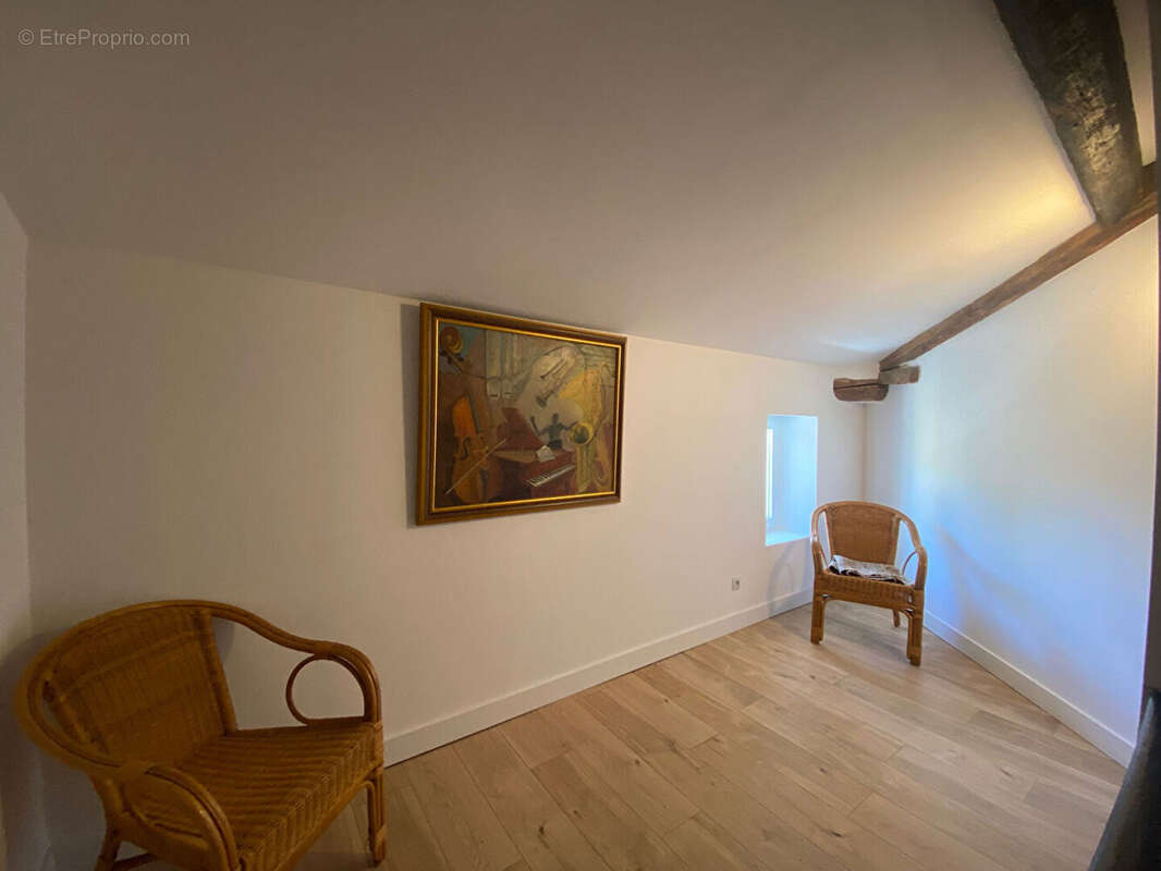Maison de village du 16eme siècle, 6 pièces d'environ155m2 avec terrasse. - photo 10