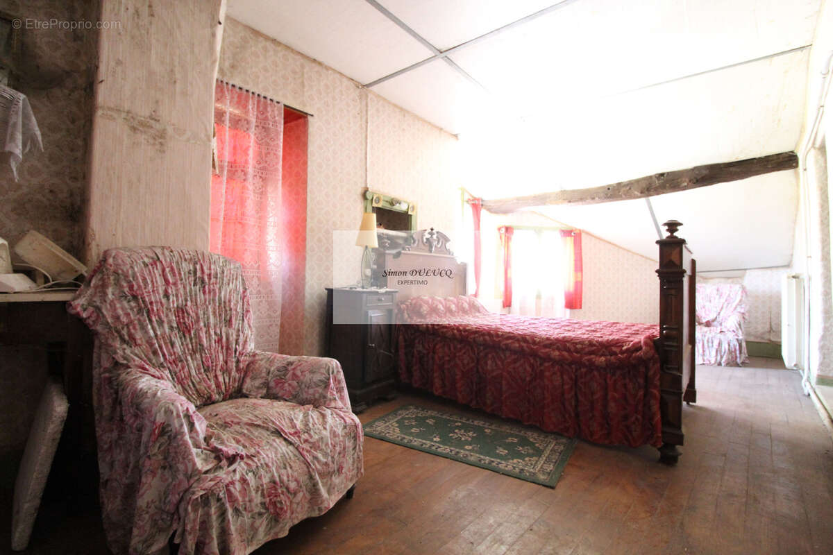 Grande propriété de 235 m2 à rénover   Terrain de plus de 1 500 m2, avec dépendances - photo 13