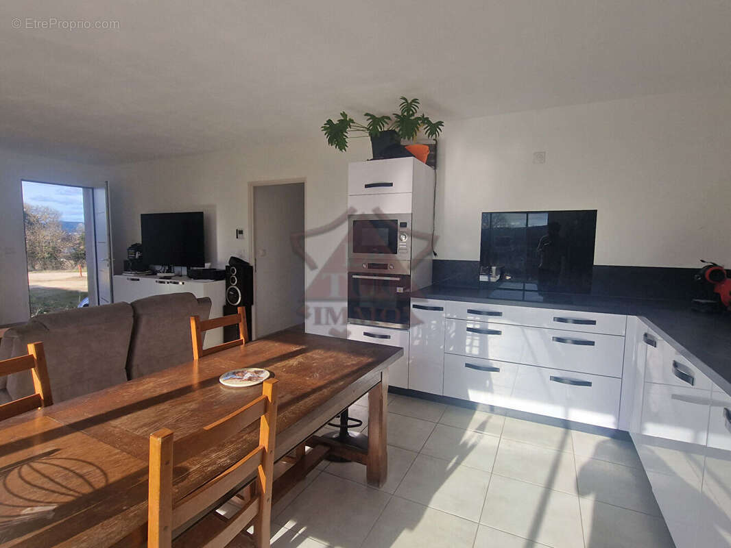 Maison à SAINT-JEAN-DE-MARUEJOLS-ET-AVEJAN