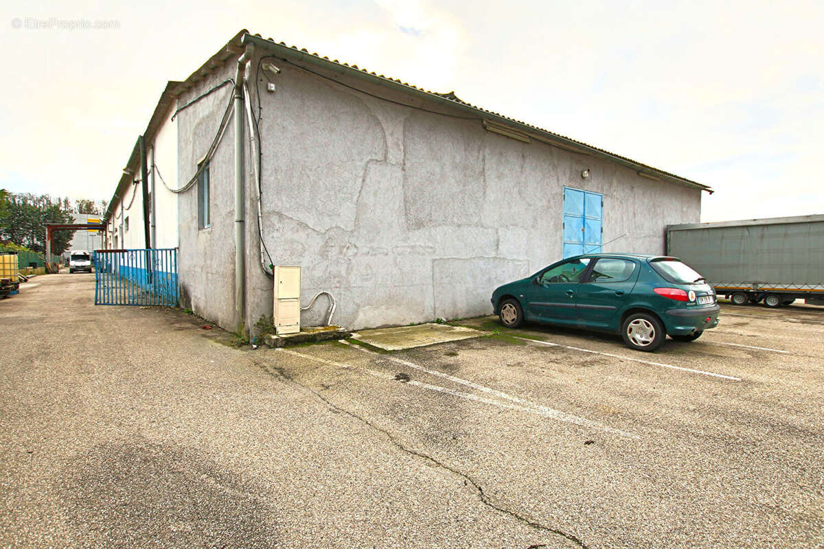 Commerce à SAINT-PIERRE-DE-CHANDIEU