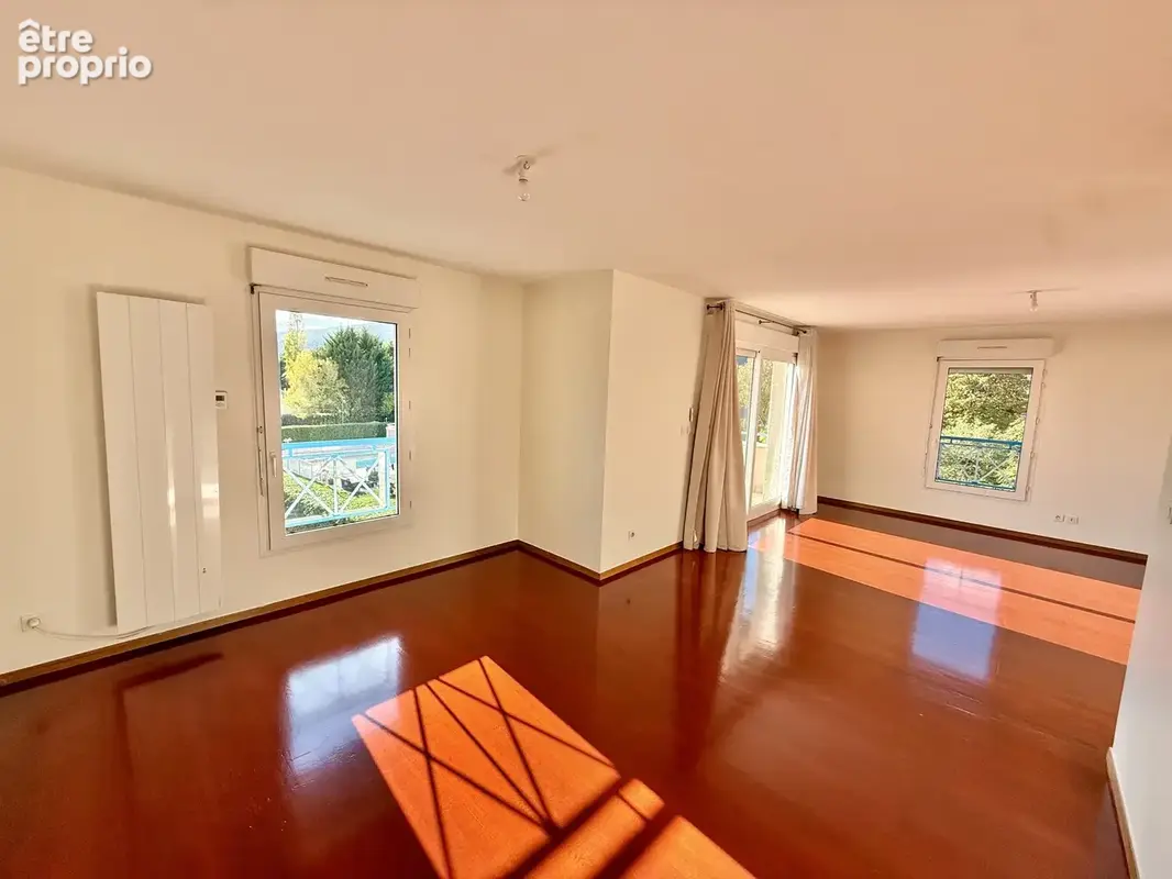 Divonne les Bains 01220, T4 122m2 dernier étage, balcons, garages, parking. - photo 2
