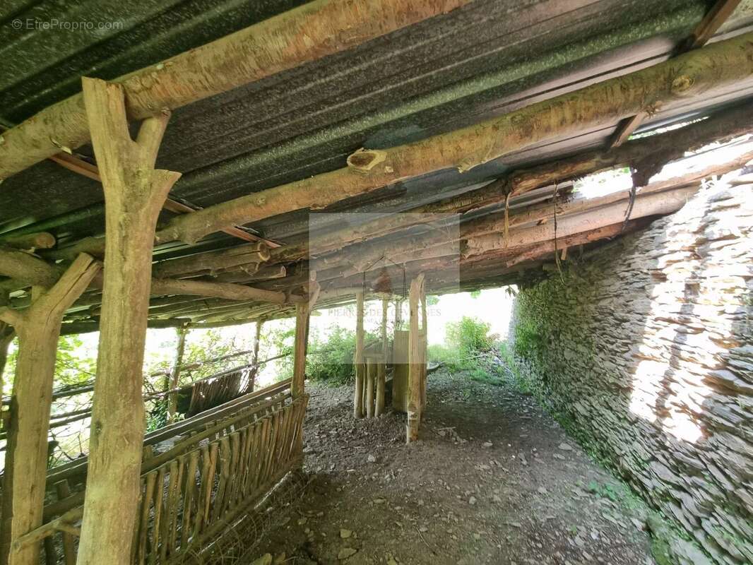 Maison à LE COLLET-DE-DEZE