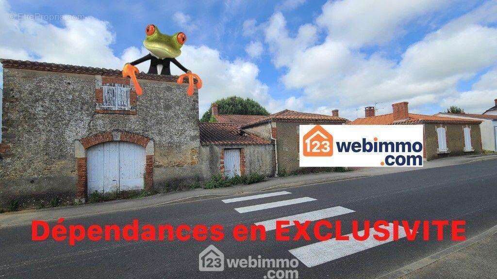 Remise sur deux étages avec annexe mitoyenne, à rénover.