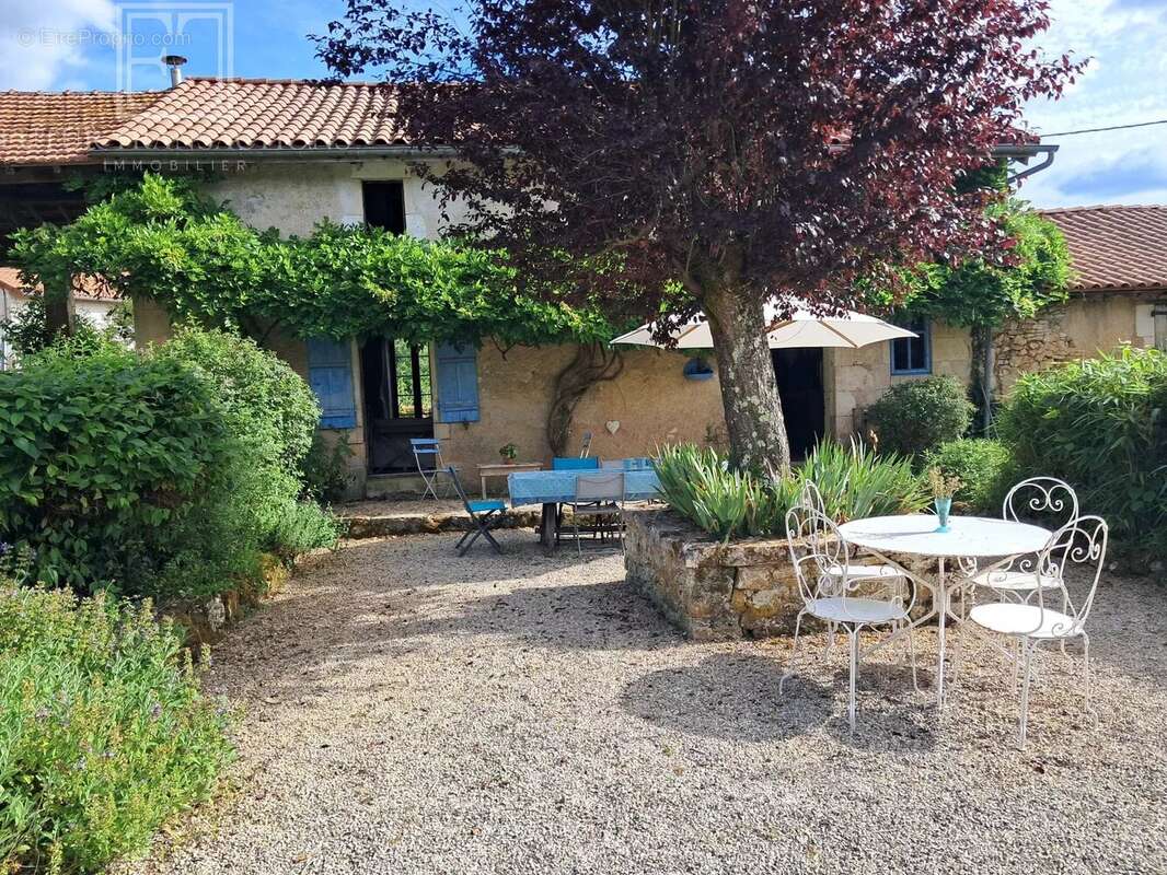 Maison à SAINT-FRONT-LA-RIVIERE