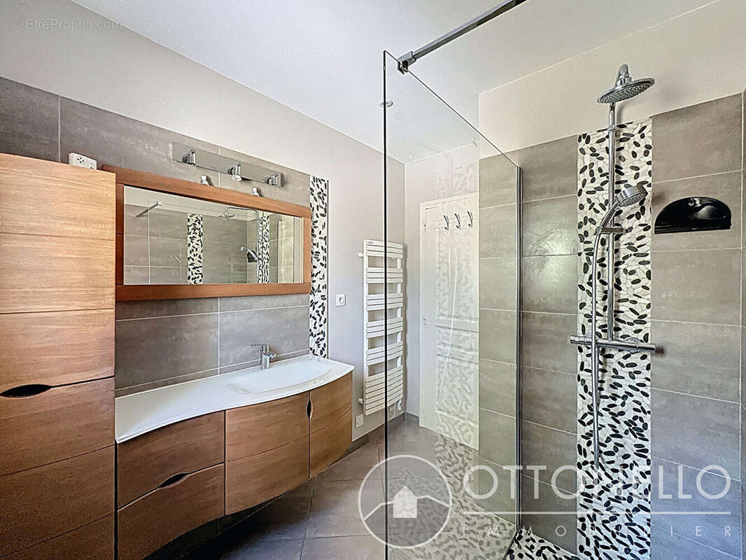 Maison à ROQUEBRUNE-SUR-ARGENS