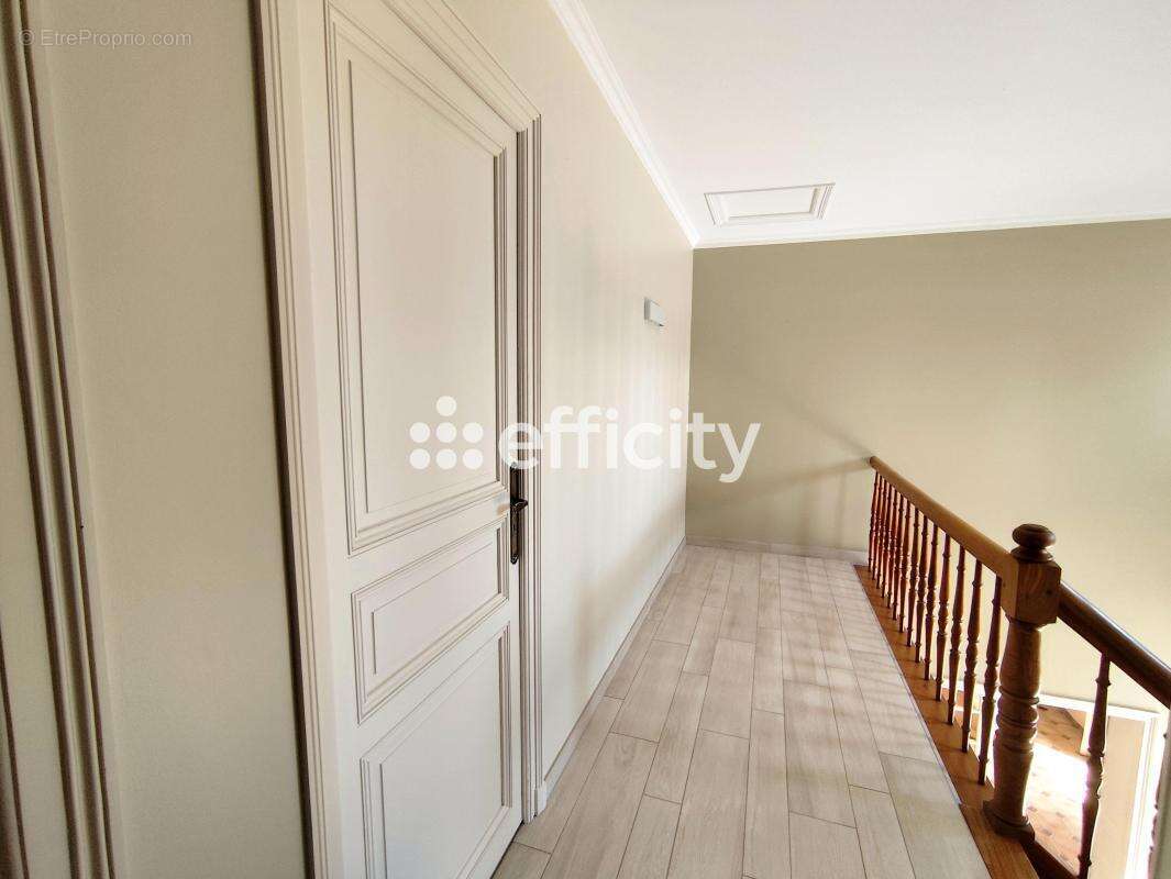 Maison 173 m² à La Vergne  - photo 13