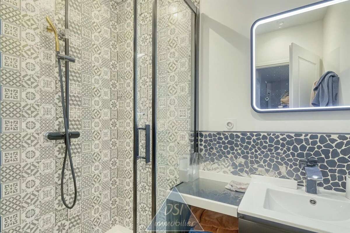 Appartement à NEYRON