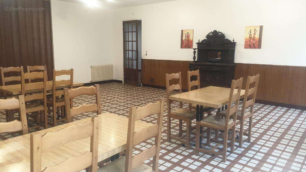 Commerce à BUJALEUF