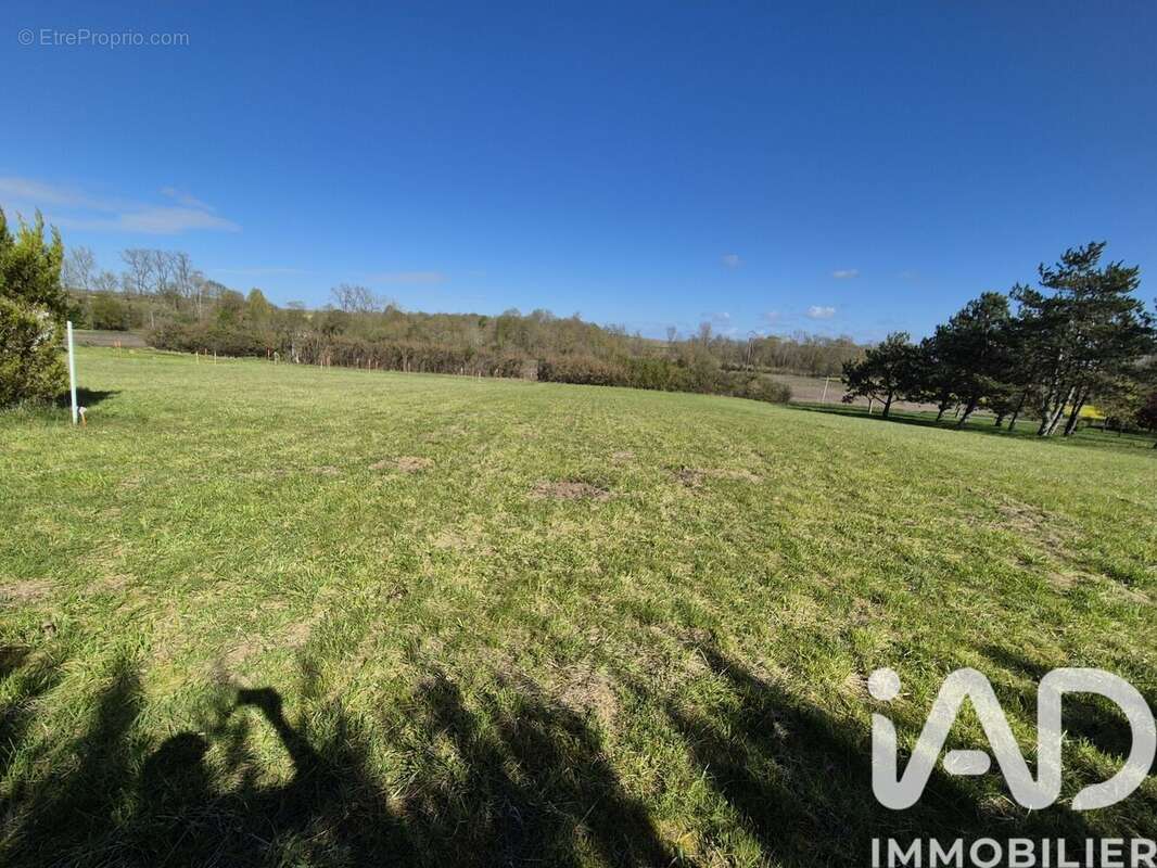 Terrain 2741 m² à Genac  - photo 9