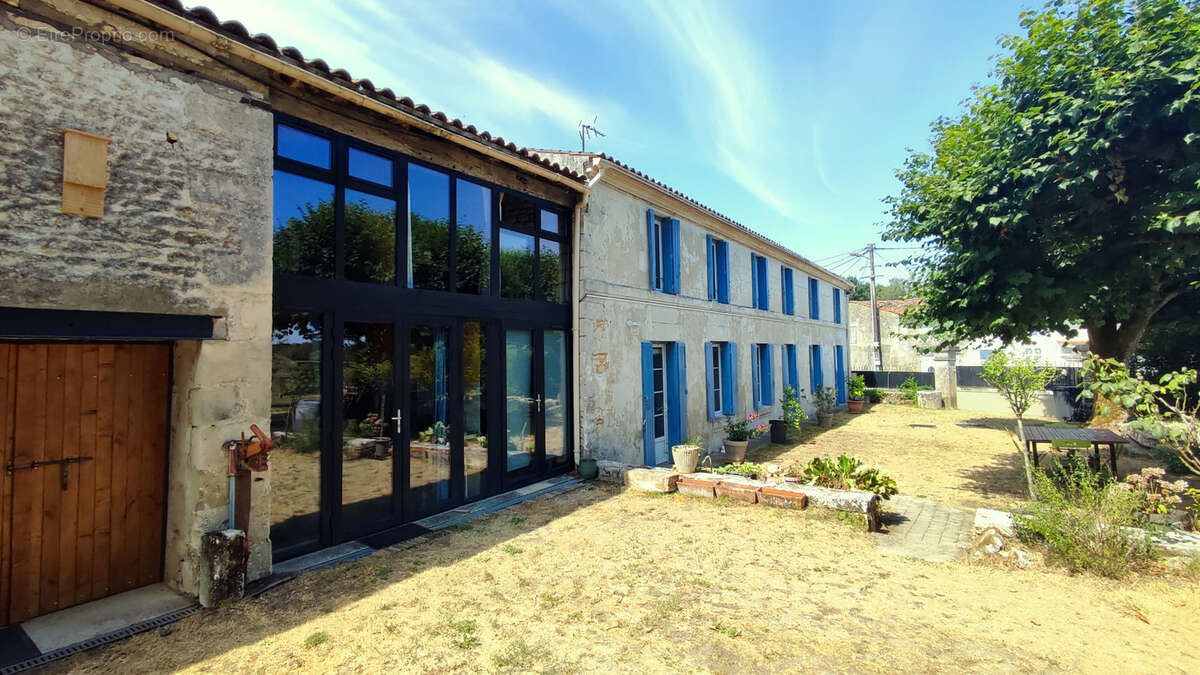 Charentaise de 220 m2, 5 chambres, dépendance, possibilité de gîte ou espace pro   Port-d'Envaux - photo 19