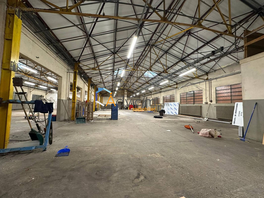 Commerce à SAINT-GENEST-LERPT