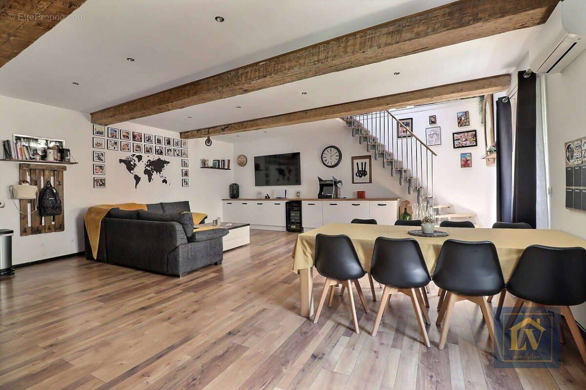 Maison de caractère entièrement rénovée avec garage et dépendance - photo 2