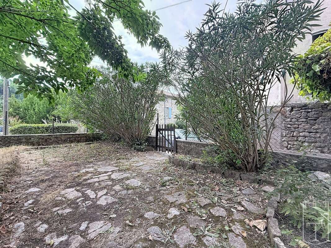 Maison en pierre A RENOVER avec possibilité de créer plusieurs logements. - photo 9