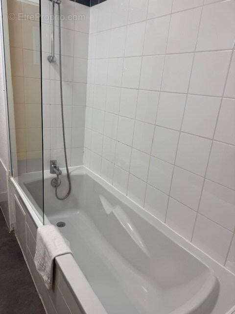 Salle de bain avec baignoire - Appartement à SETE
