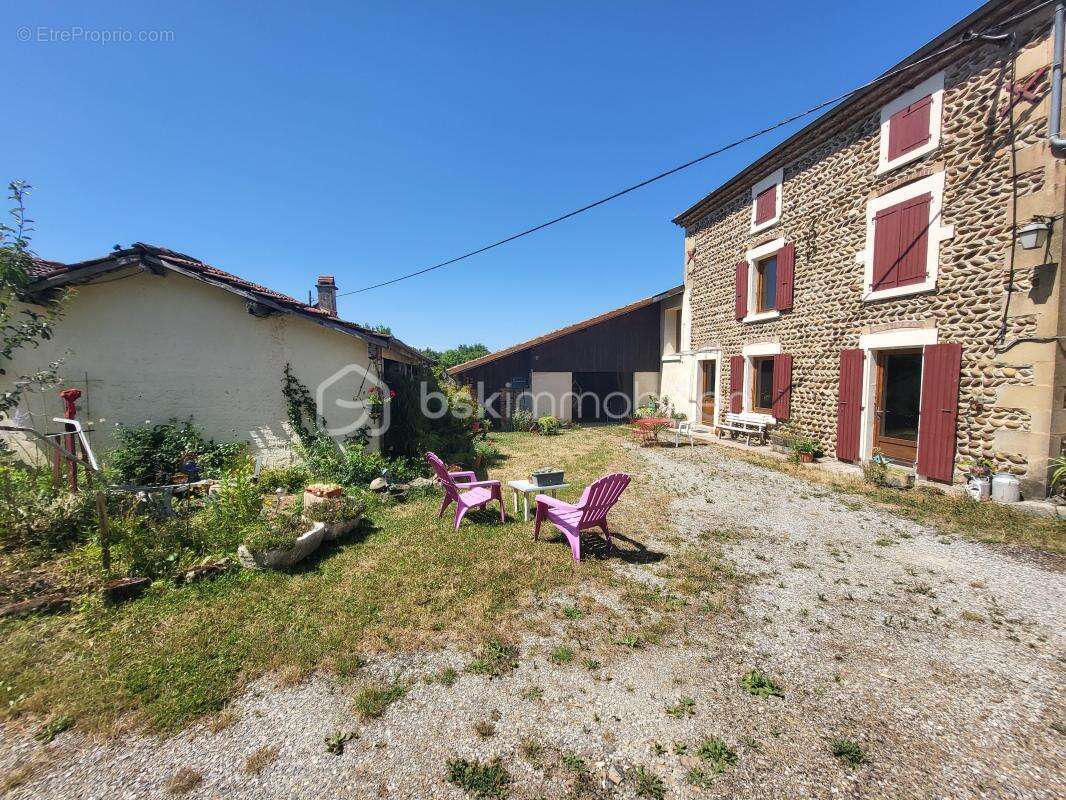 Maison T8 197 m2 terrain 1 ah - photo 3