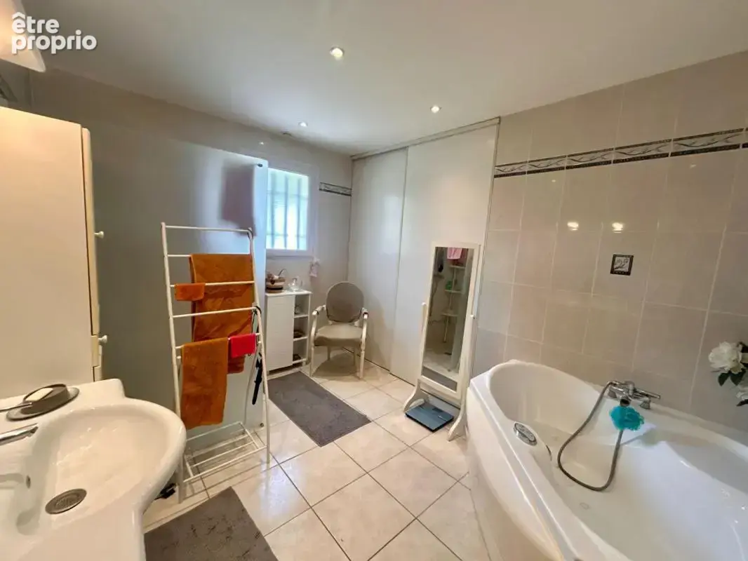 A vendre, maison familiale de plain-pied de 181 m² a Mensignac 24350 - photo 13