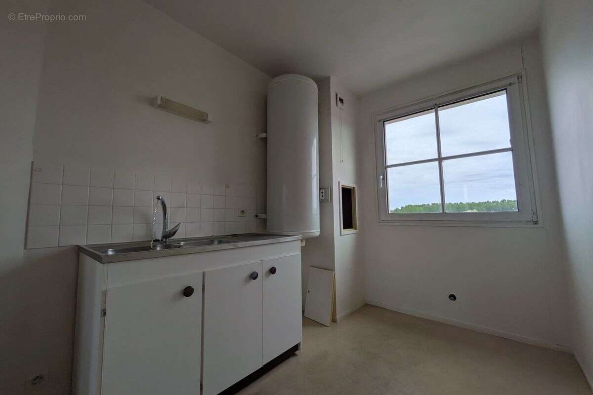 A vendre - romilly sur seine – 26 place des martyrs de la liberation porte n 06 etage n°3 - photo 3