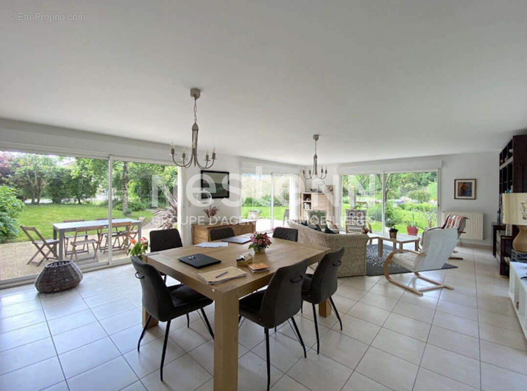 Maison à LA ROCHEBEAUCOURT-ET-ARGENTINE