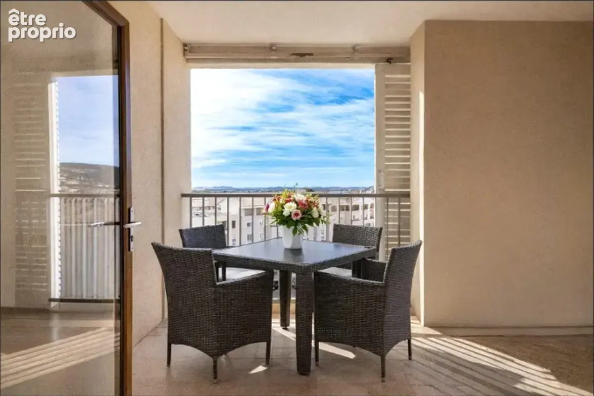 HYÈRES - T2 de 50 m² avec loggia plein sud, vue mer et collines - photo 3
