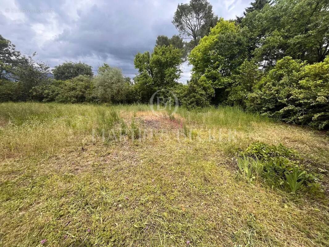 Terrain à MOUANS-SARTOUX