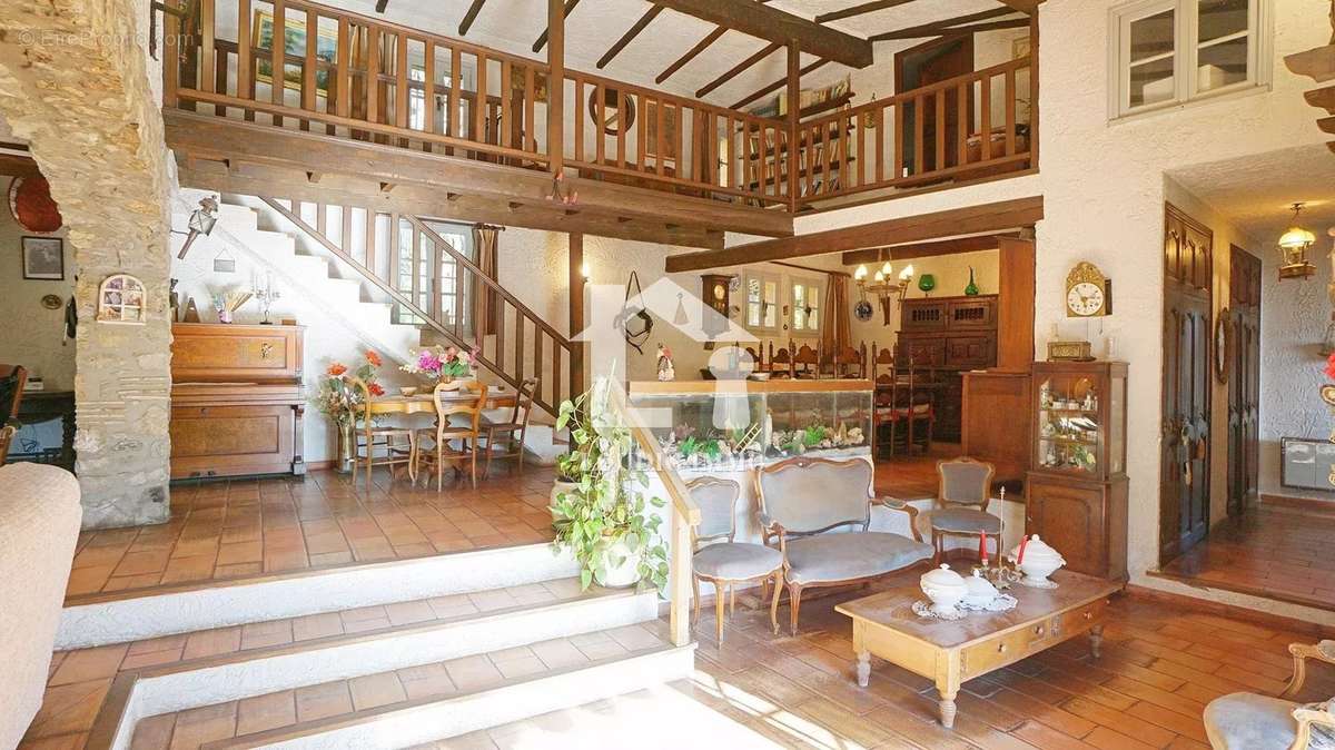 Maison à TOURRETTES-SUR-LOUP