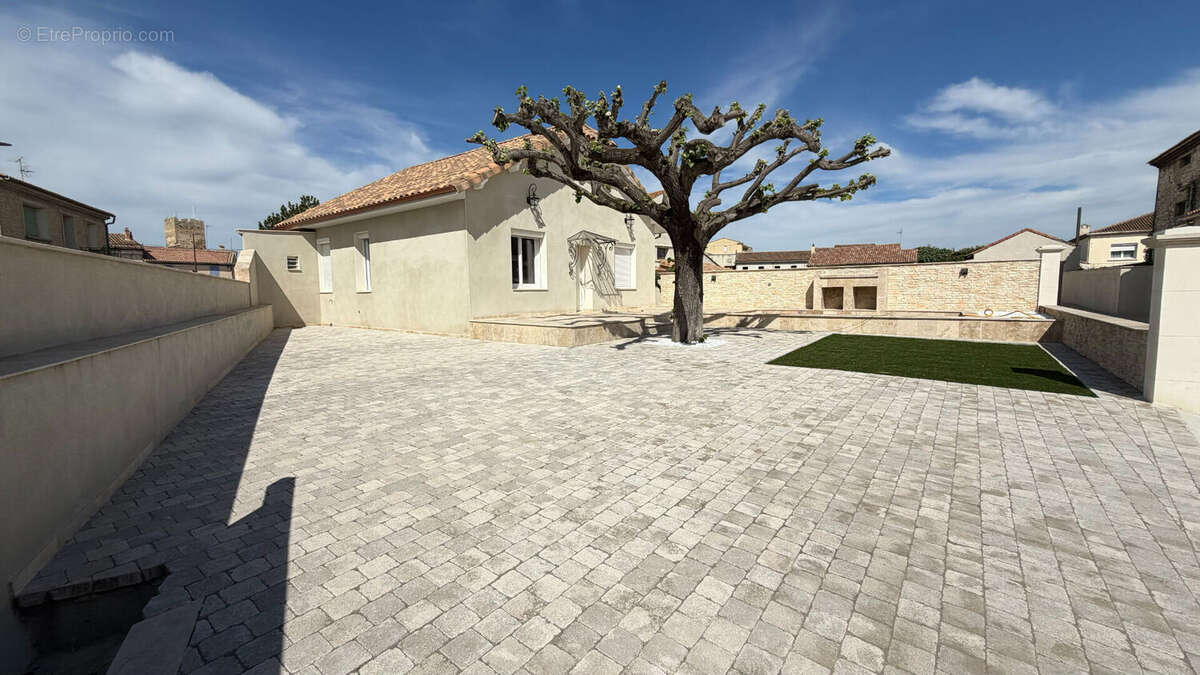 Villa de plain pied avec piscine entièrement restauré à 2 pas du centre. - photo 17