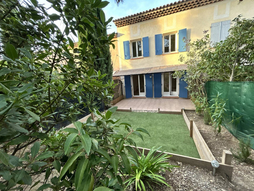 jardin maison golf pont royal Jason SMith REALTY by eXp Yan Spehner - Appartement à MALLEMORT