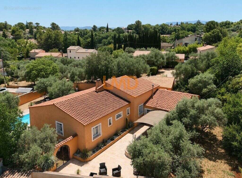 Saint Maximin: maison T5 + studio + dépendance - photo 3