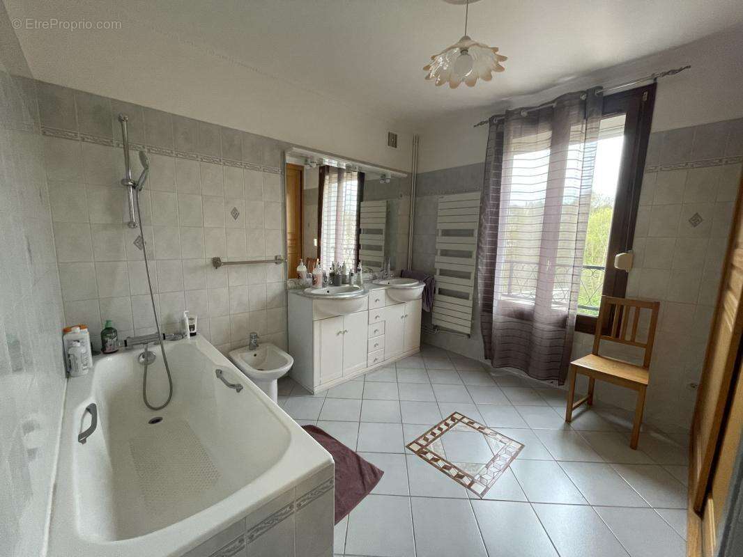 Maison 311 m² à Varennes-Jarcy  - photo 13