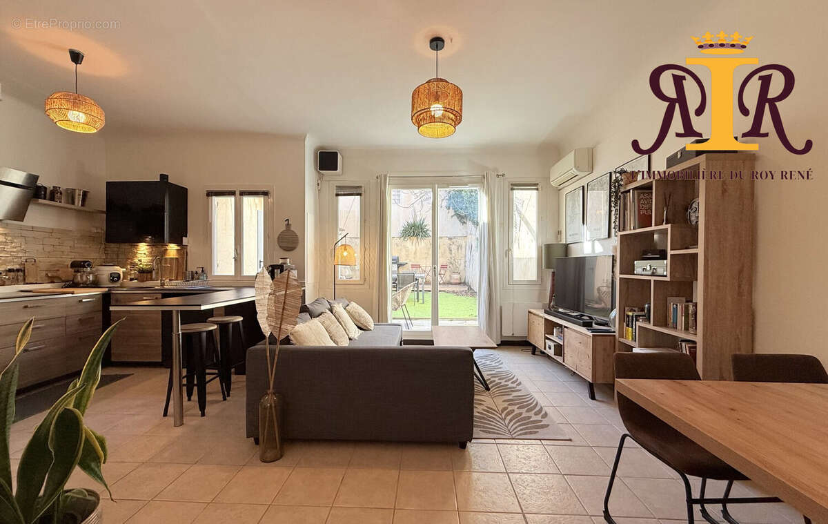 cuisine / séjour donnant sur terrasse - Appartement à PERTUIS