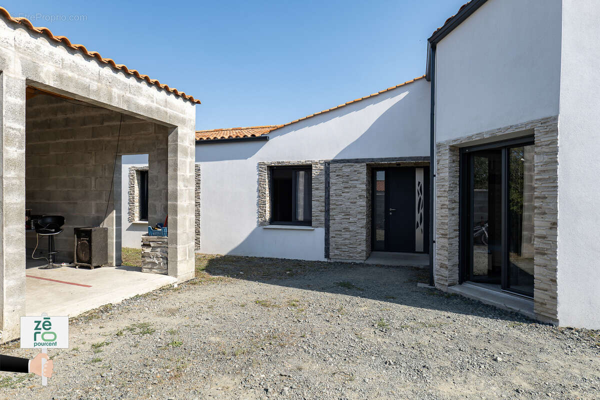 Maison à CHAMPAGNE-LES-MARAIS