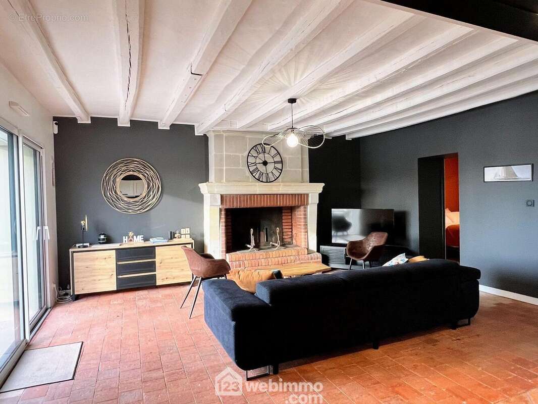 Cette maison se compose au rez-de-chaussée d'une grande pièce de vie de 26 m²... - Maison à CHALONNES-SUR-LOIRE
