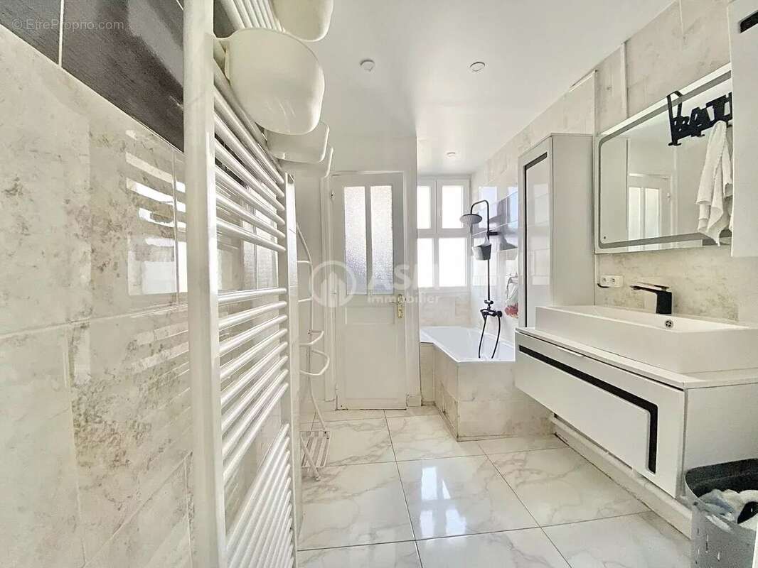 Appartement à COURBEVOIE