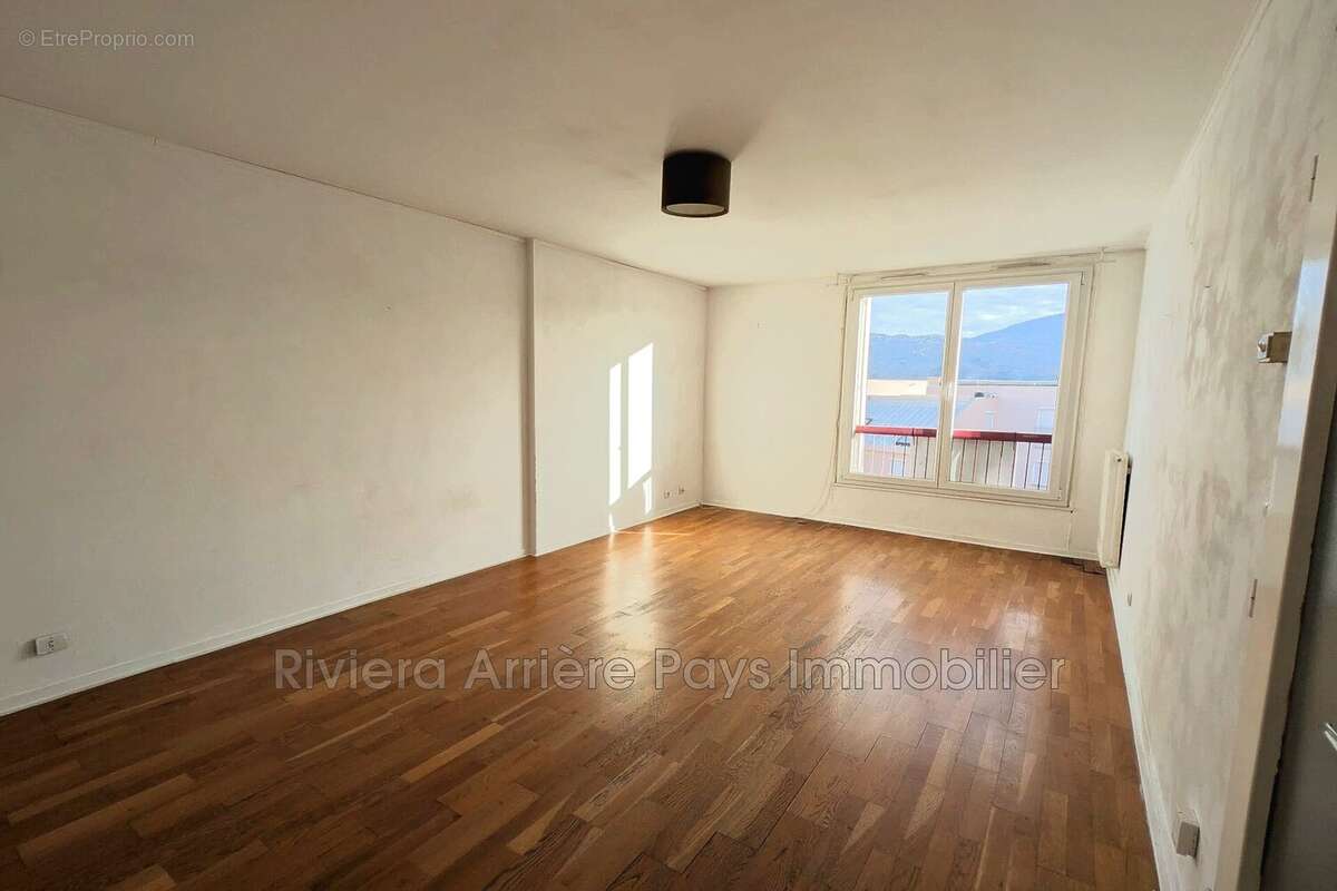 Appartement à CARROS