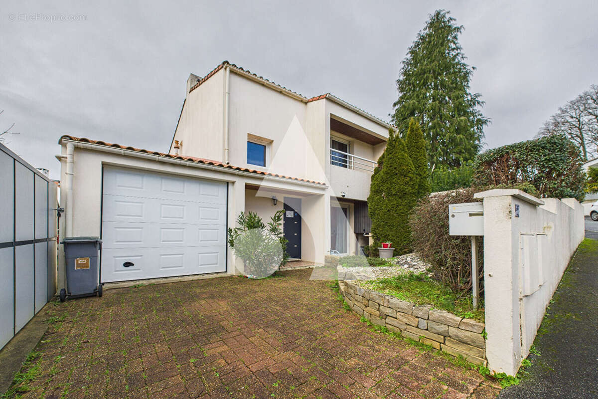 Maison familiale avec Jardin au calme - BOURG SOUS LA ROCHE - photo 5