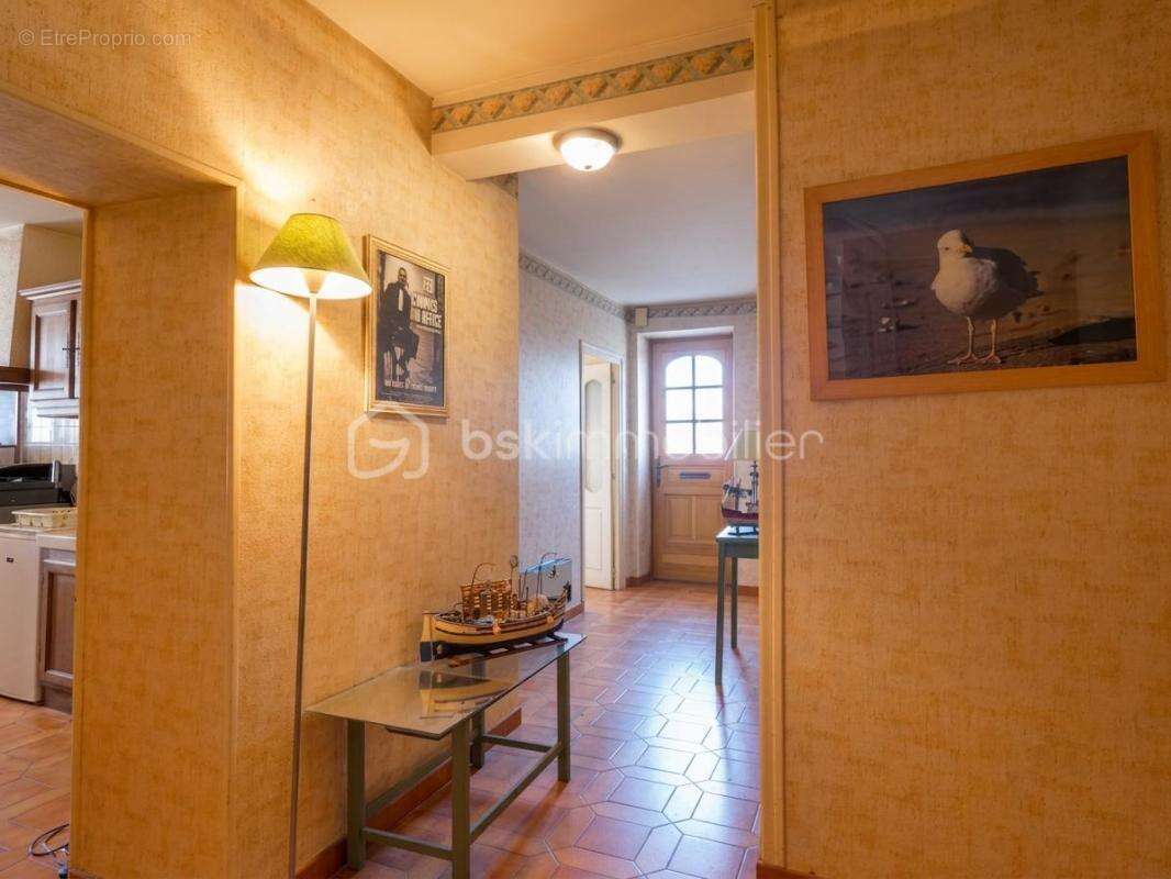 Marennes centre – Maison familiale en pierre de 145 m², 4 chambres, cour sans vis-à-vis et garage - photo 5
