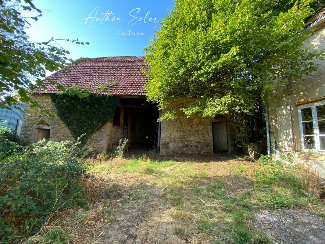 Maison à rénover avec grange et terrain - photo 2