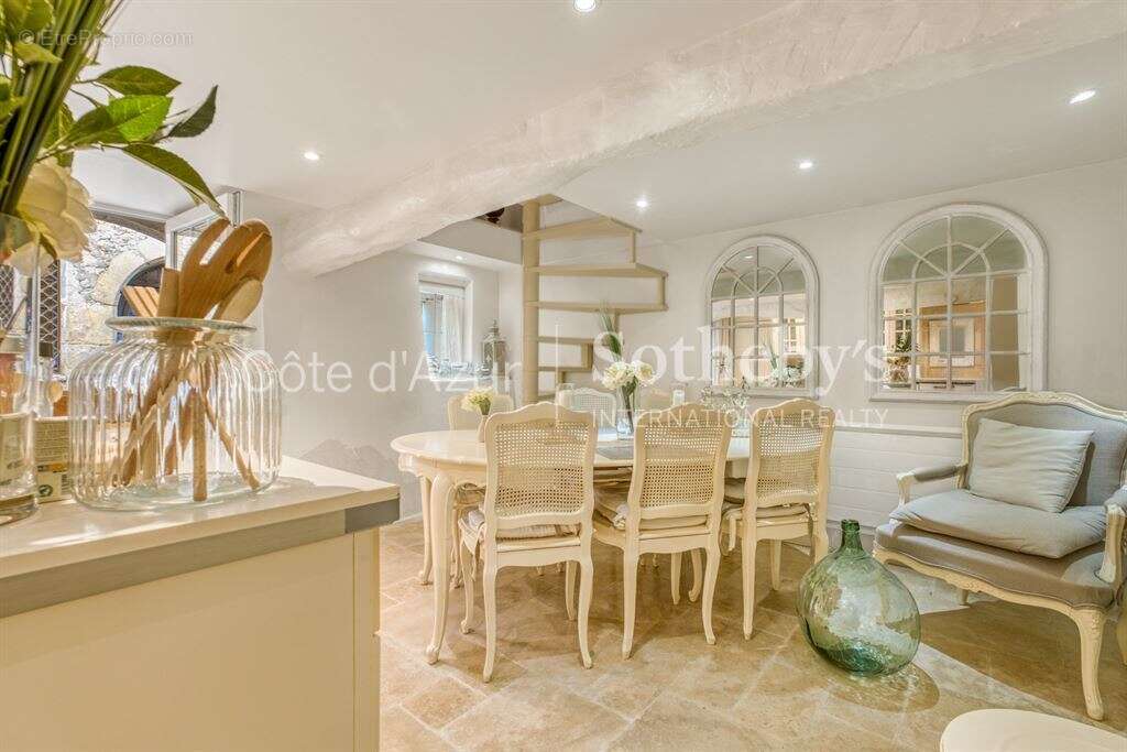 Maison à CHATEAUNEUF-GRASSE