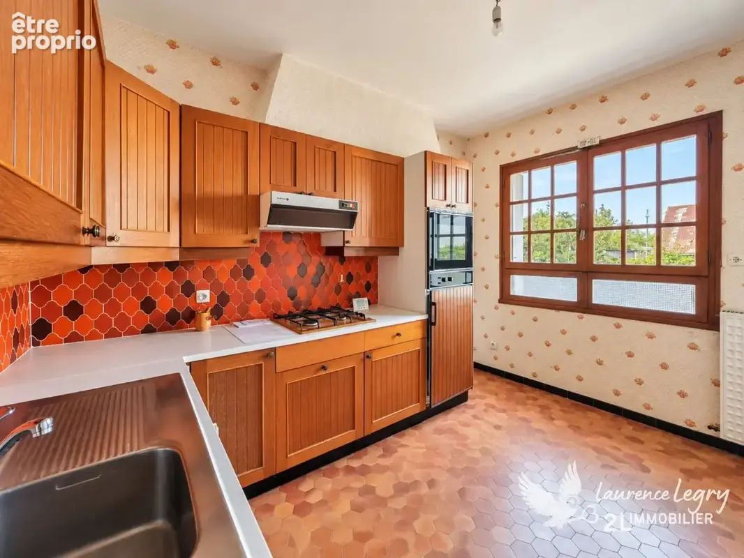 Maison 136 m² à Teloché  2 chambres plain-pied  jardin 736 m²  double garage - Commerces à pieds - photo 7