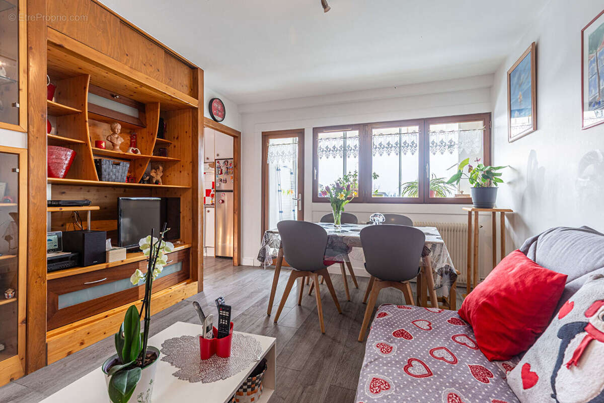 Agence immobiliere laforet - exclusivite - "coccinelle" - appartement t3 de 44,59m2 - veranda - cave - dernier etage - dpe d - r - photo 13