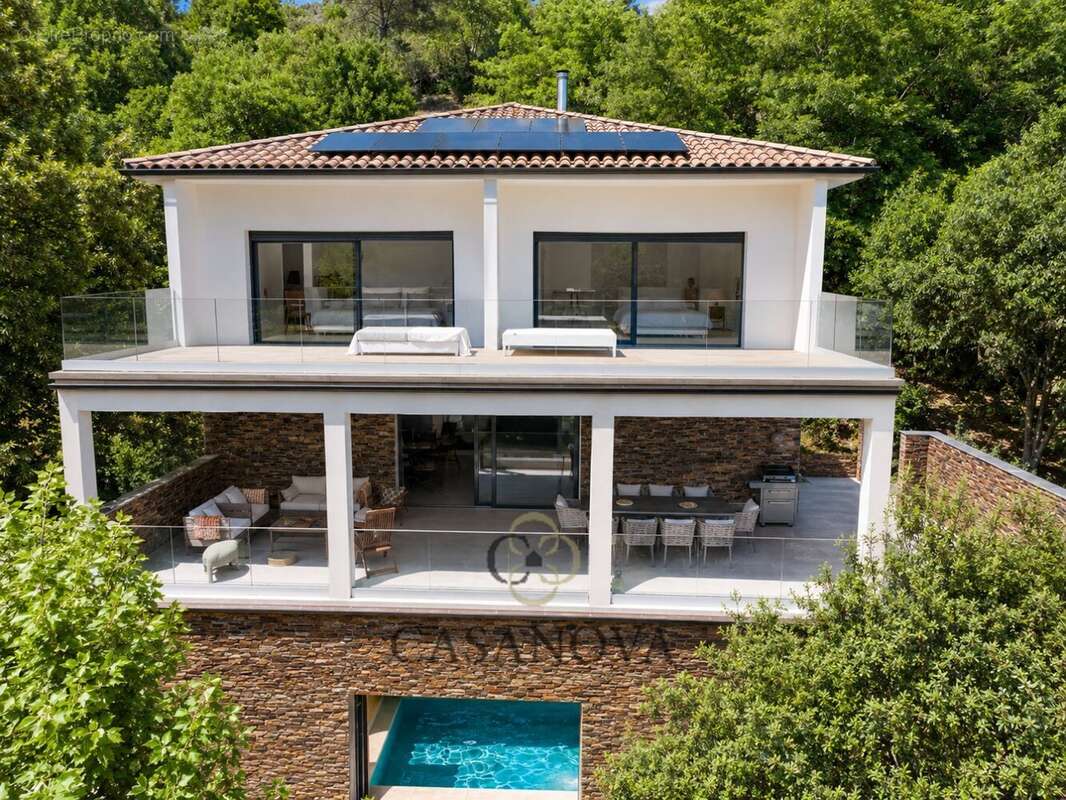 Propriété avec piscine intérieure et extérieure avec terrain de 5 300 m² à Sumène - photo 2