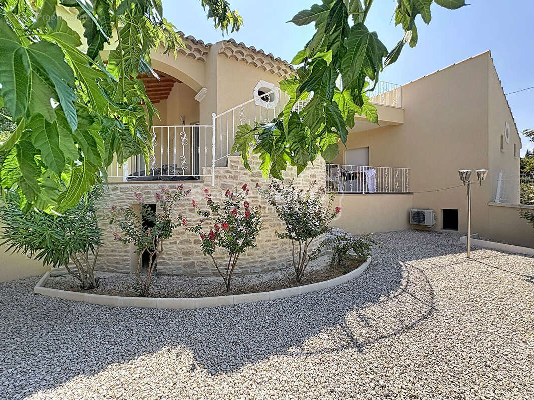 Maison  5 pièce(s) 170 m2, 3chambres, 2SDE, 1SDB, jardin de 1837m2 - photo 2