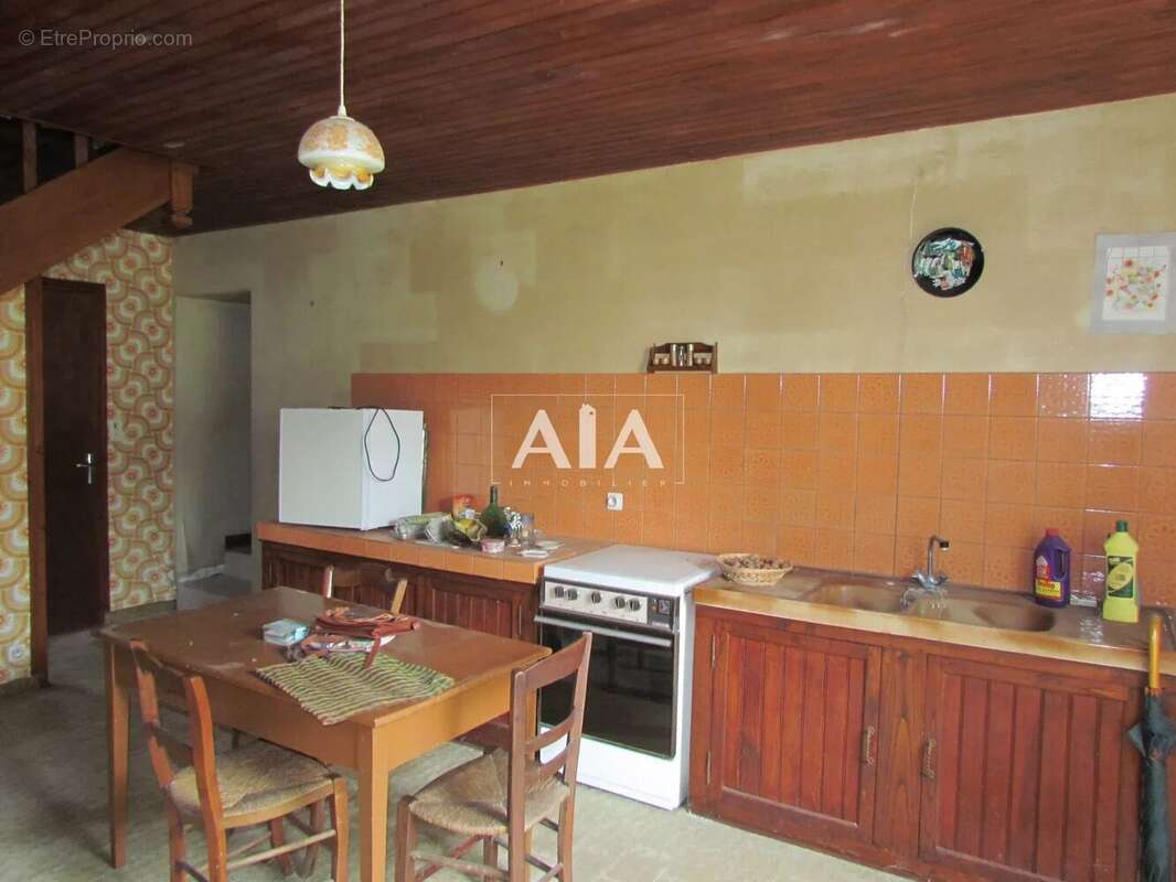 Maison à LES ADJOTS