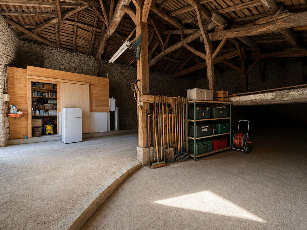 Maison de caractère en pierre avec granges et dépendances - photo 12