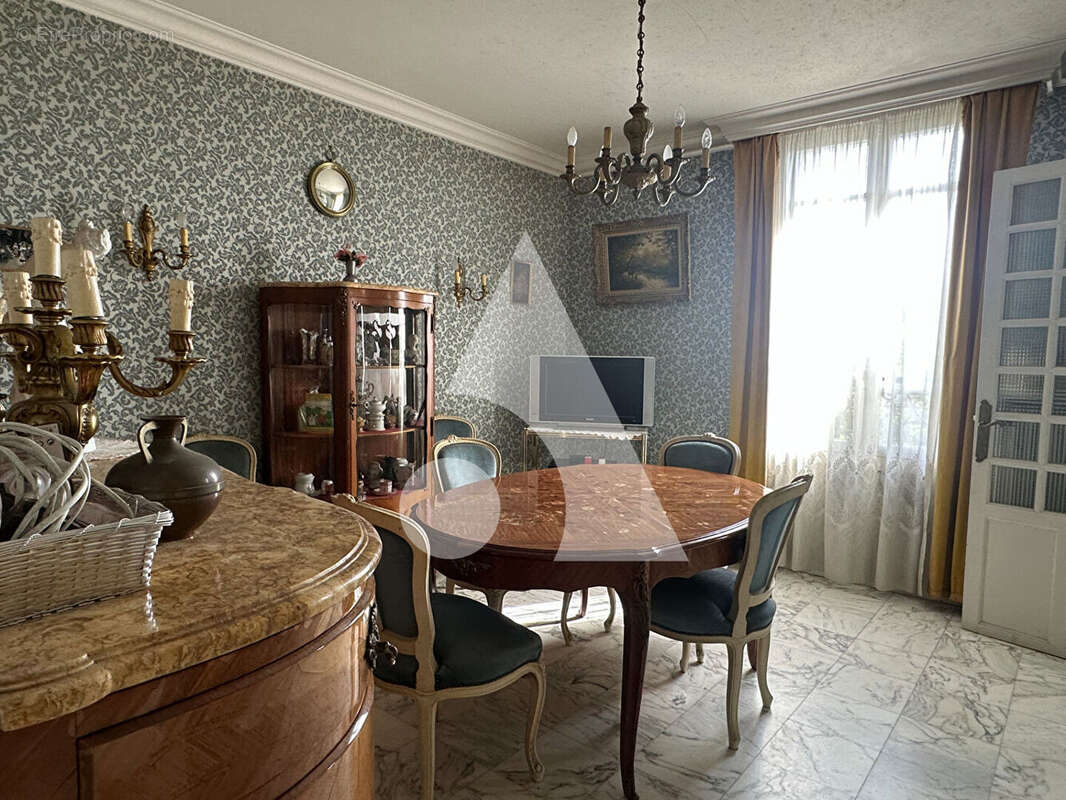 Maison meulière de 98m² avec dépendance de 160 m²  sur 1 126 m² de terrain - photo 2