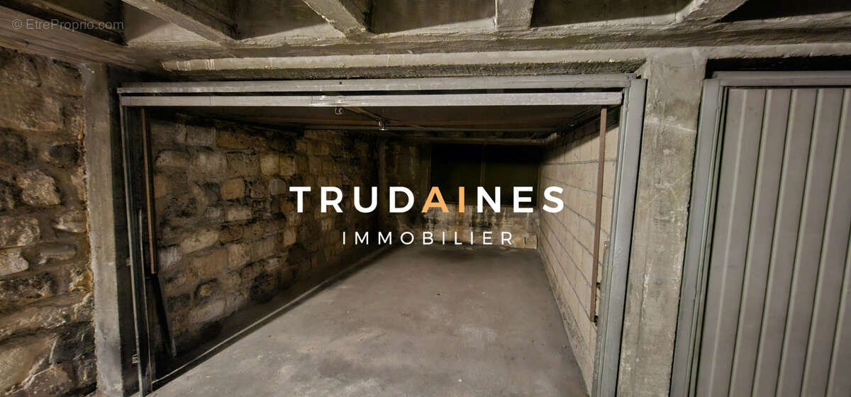 Parking à PARIS-18E